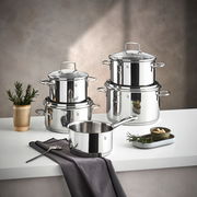 Topfset Astoria 5-tlg. aus Edelstahl, bestehend aus mehreren Töpfen und einem Stieltopf, auf einem Tisch arrangiert, seitliche Perspektive.