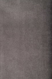 Nahaufnahme eines grauen, gerippten Stoffes in vertikaler Perspektive