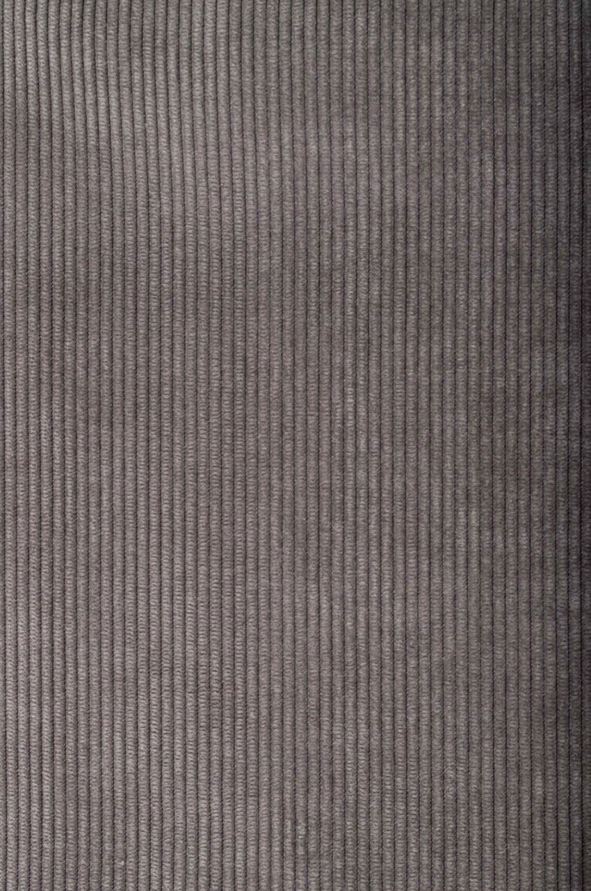 Nahaufnahme eines grauen, gerippten Stoffes in vertikaler Perspektive