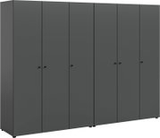 Großer, dunkelgrauer Mehrtürenschrank mit schlichten Griffen, freistehend auf kleinen Füßen, Ansicht schräg von vorne links.