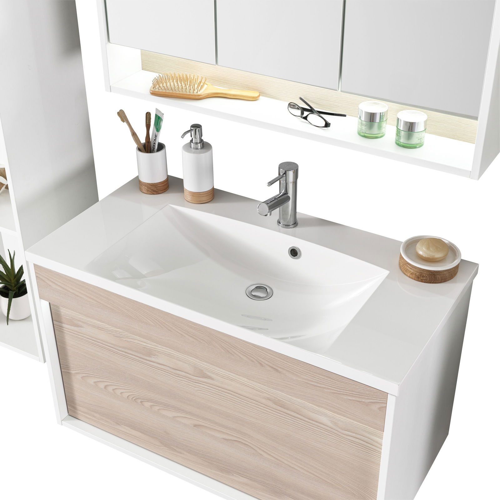 Moderner Waschplatz mit weißem Waschbecken und Holzschublade, von oben fotografiert.