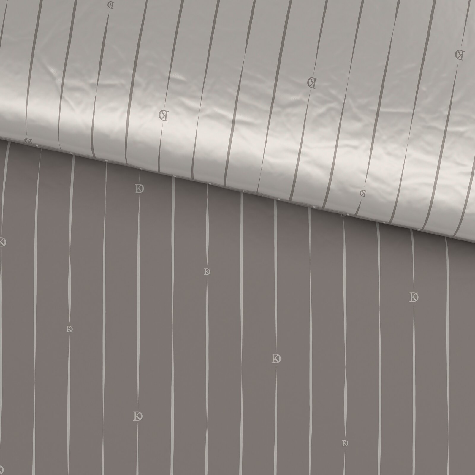 Wendebettwäsche mit gestreiftem Muster in Grau und Weiß, aus der Vogelperspektive fotografiert.