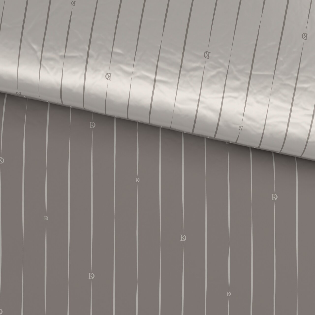 Wendebettwäsche mit gestreiftem Muster in Grau und Weiß, aus der Vogelperspektive fotografiert.