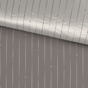 Wendebettwäsche mit gestreiftem Muster in Grau und Weiß, aus der Vogelperspektive fotografiert.