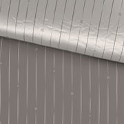 Wendebettwäsche mit gestreiftem Muster in Grau und Weiß, aus der Vogelperspektive fotografiert.