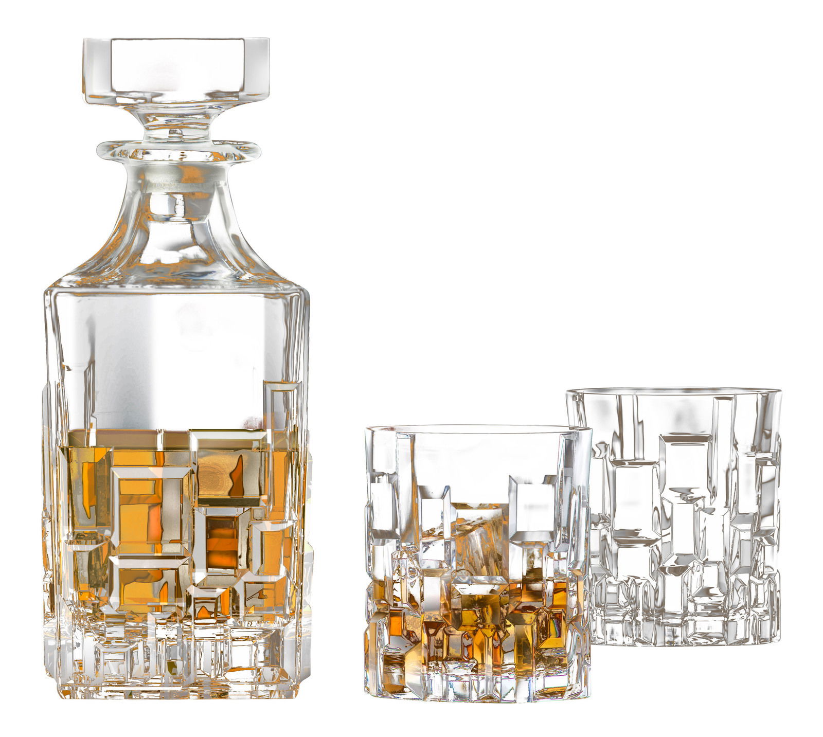 RCR Italia Whisky-Set Etna 7-tlg. Kristallklares Barset Etna 7-tlg. mit geometrischem Design, bestehend aus einer Karaffe und zwei Gläsern, gefüllt mit bernsteinfarbenem Getränk, aus frontaler Perspektive.