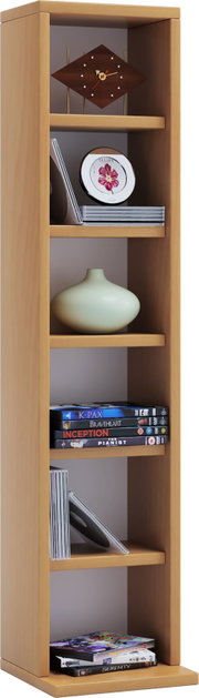 Schmales, hohes Regal aus hellem Holz mit mehreren Ablageböden, dekoriert mit Uhr, Büchern, DVDs und Vase, in frontaler Ansicht.