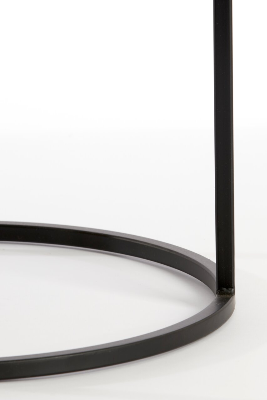 Nahaufnahme eines schwarzen Metallgestells eines Beistelltisches, von der Seite betrachtet.