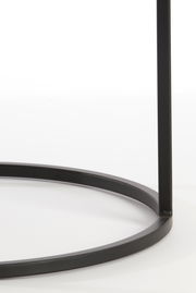 Nahaufnahme eines schwarzen Metallgestells eines Beistelltisches, von der Seite betrachtet.