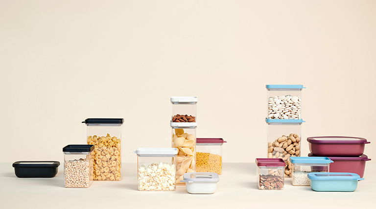 Verschiedene rechteckige und runde Mepal Multischüsseln der Serie CIRQULA in verschiedenen Farben, darunter Vivid Mauve, aus einer frontalen Perspektive fotografiert.