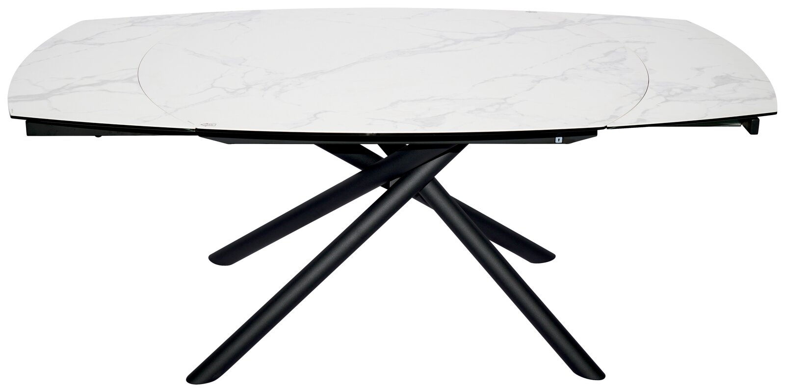 Moderner Esstisch mit weißer Marmoroptik-Tischplatte und schwarzem, gekreuztem Metallgestell, seitliche Perspektive.