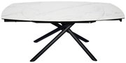 Moderne eettafel met een tafelblad in witte marmerlook en een zwart, gekruist metalen onderstel, gezien vanaf de zijkant.
