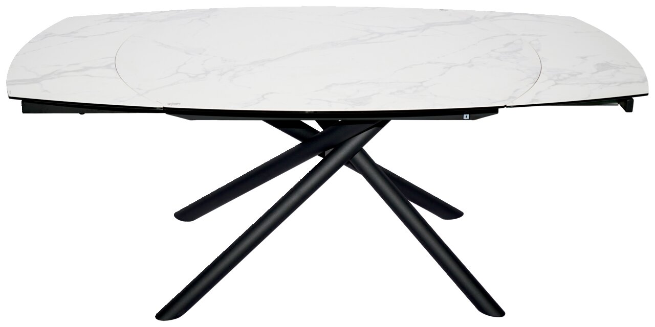 Moderne eettafel met een tafelblad in witte marmerlook en een zwart, gekruist metalen onderstel, gezien vanaf de zijkant.