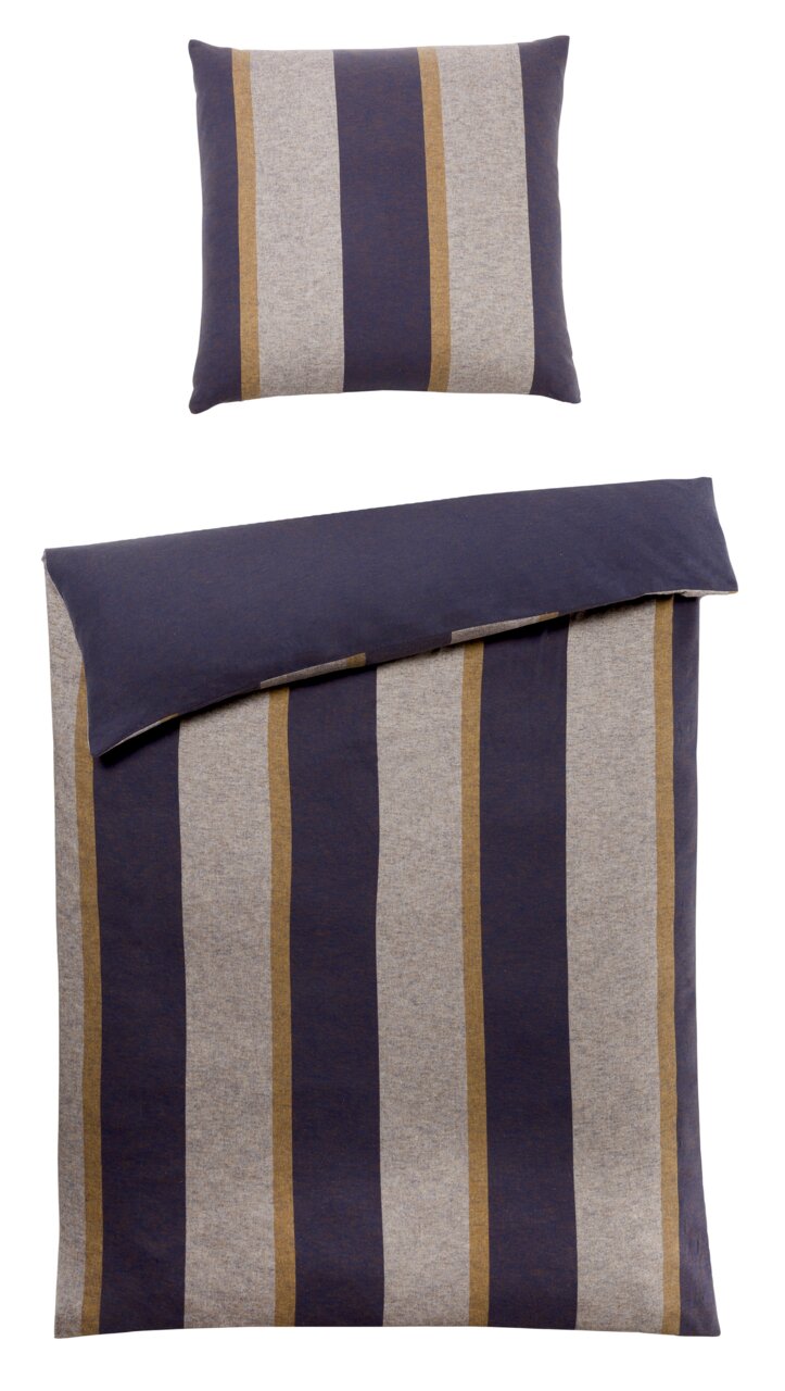 Omkeerbaar beddengoedset met streepmotief in blauw en beige, bestaande uit een kussensloop en een dekbedovertrek, gefotografeerd vanuit vogelperspectief.