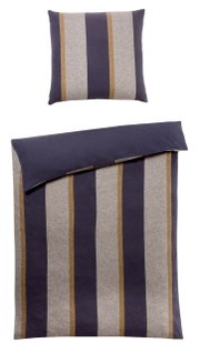 Omkeerbaar beddengoedset met streepmotief in blauw en beige, bestaande uit een kussensloop en een dekbedovertrek, gefotografeerd vanuit vogelperspectief.