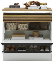 Hängeschuhschrank mit LED-Beleuchtung, frontal fotografiert, zeigt offene Fächer mit Schuhen, Körben und Dekorationen auf der Oberseite.