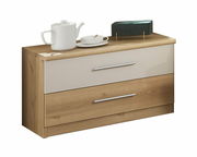 Nachtschrank aus Holz mit zwei Schubladen, dekoriert mit Teekanne und Tasse, seitliche Perspektive