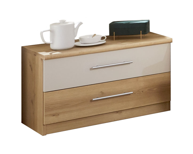 Nachtschrank aus Holz mit zwei Schubladen, dekoriert mit Teekanne und Tasse, seitliche Perspektive