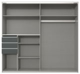 Innenansicht eines zweitürigen Schwebetürenschranks mit mehreren Regalböden, Schubladen und einer Kleiderstange, frontal betrachtet.
