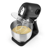 Schwarze Küchenmaschine mit Edelstahl-Rührschüssel und Teig in der Schüssel, seitliche Perspektive