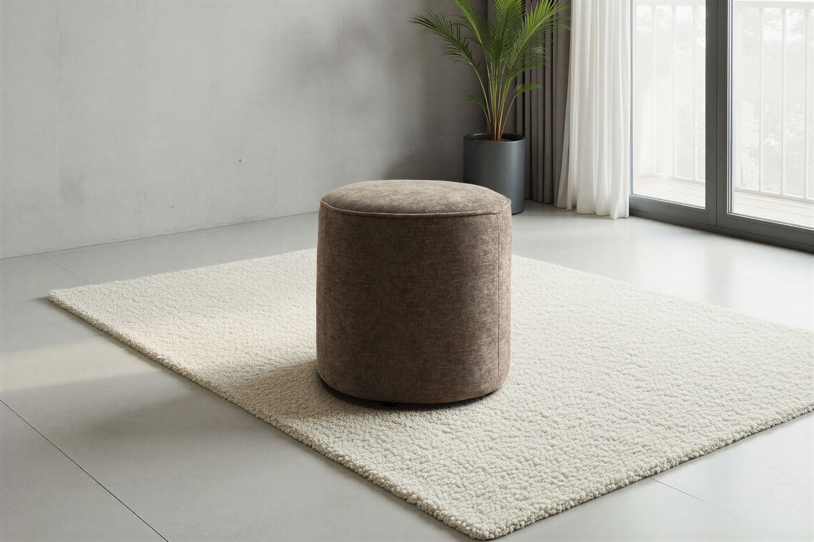 Rundhocker klein in braunem Stoffbezug, auf einem cremefarbenen Teppich in einem modernen Raum mit großer Fensterfront, seitliche Perspektive