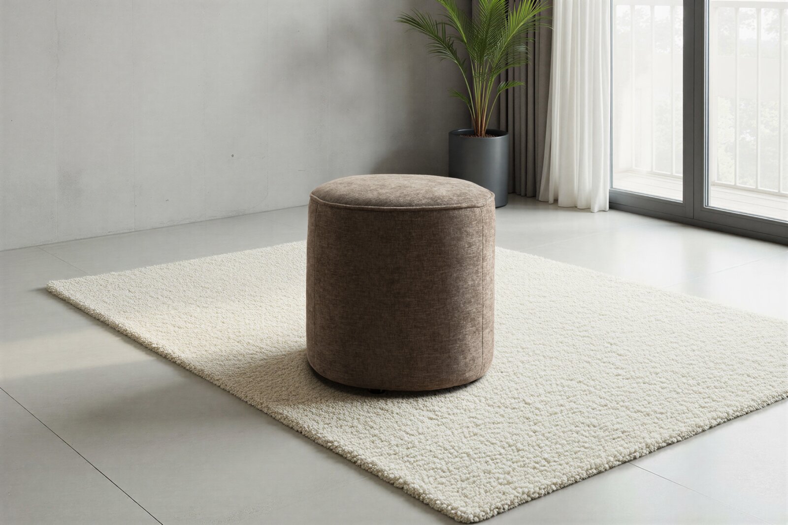 Sofa Schmiede Kleine ronde kruk SSK QUEBEC Kleine ronde kruk met bruine stoffen bekleding, op een crèmekleurig tapijt in een moderne ruimte met een grote raampartij, zijaanzicht