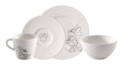 Weißes Geschirrset mit Tasse, Schale und zwei Tellern mit Minnie-Maus-Motiv, frontale Ansicht in leichter Schrägperspektive