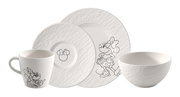 Weißes Geschirrset mit Tasse, Schale und zwei Tellern mit Minnie-Maus-Motiv, frontale Ansicht in leichter Schrägperspektive