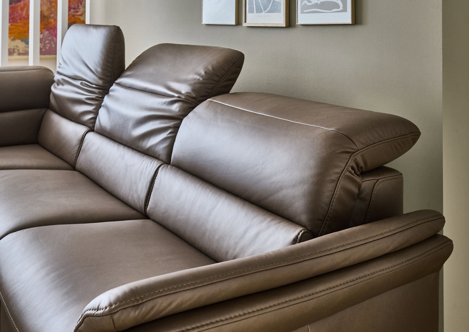 Valdera Ecksofa HEIDELBERG Braune Ledercouch mit verstellbaren Kopfstützen, seitliche Perspektive