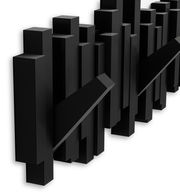 Schwarze Wandgarderobe mit modernem, geometrischem Design, seitliche Perspektive