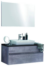 Moderner Badblock mit großem Spiegel, Waschbecken und Stauraum, frontal betrachtet.