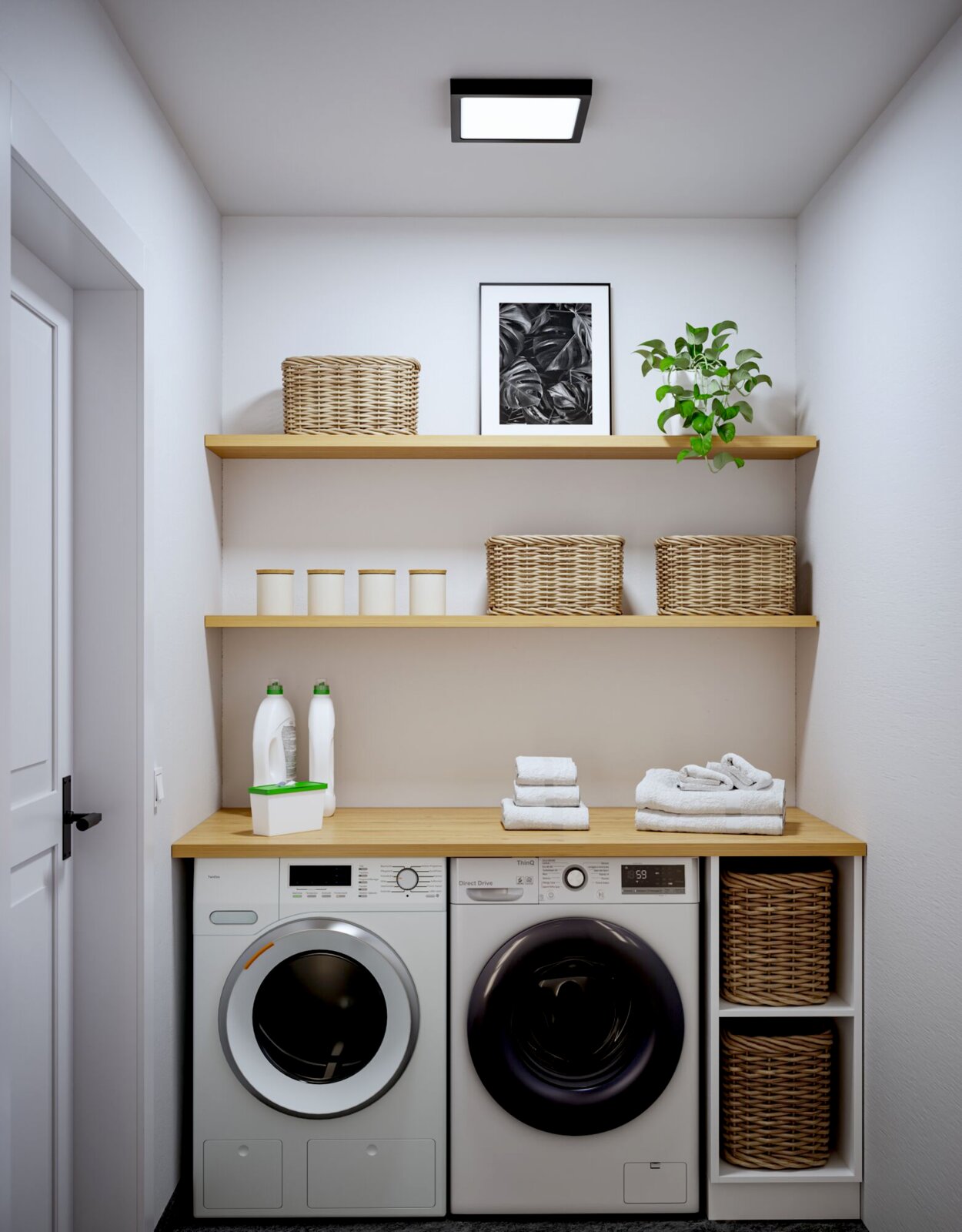 Frontalansicht eines modernen Hauswirtschaftsraums mit Waschmaschine und Trockner unter Holzarbeitsplatte, darüber offene Holzregale mit Rattan-Körben, Pflanze, gerollten Handtüchern und dekorativem Bild, beleuchtet von quadratischer Deckenleuchte.