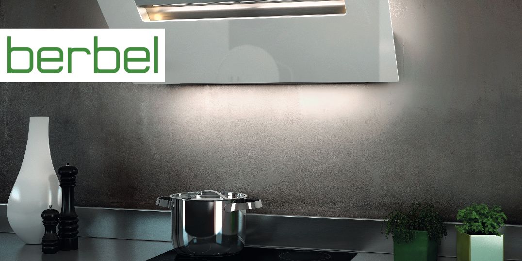 Moderne Küche mit einer eleganten Berbel-Dunstabzugshaube.