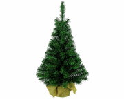 Künstlicher Minibaum in voller Frontalansicht, mit grünen Nadeln und einem Jutesack als Basis.