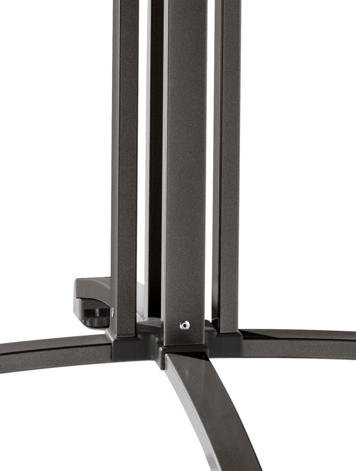 Nahaufnahme des Gestells eines Gartentisches aus Metall, von unten fotografiert