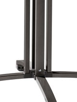 Nahaufnahme des Gestells eines Gartentisches aus Metall, von unten fotografiert