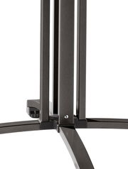 Nahaufnahme des Gestells eines Gartentisches aus Metall, von unten fotografiert