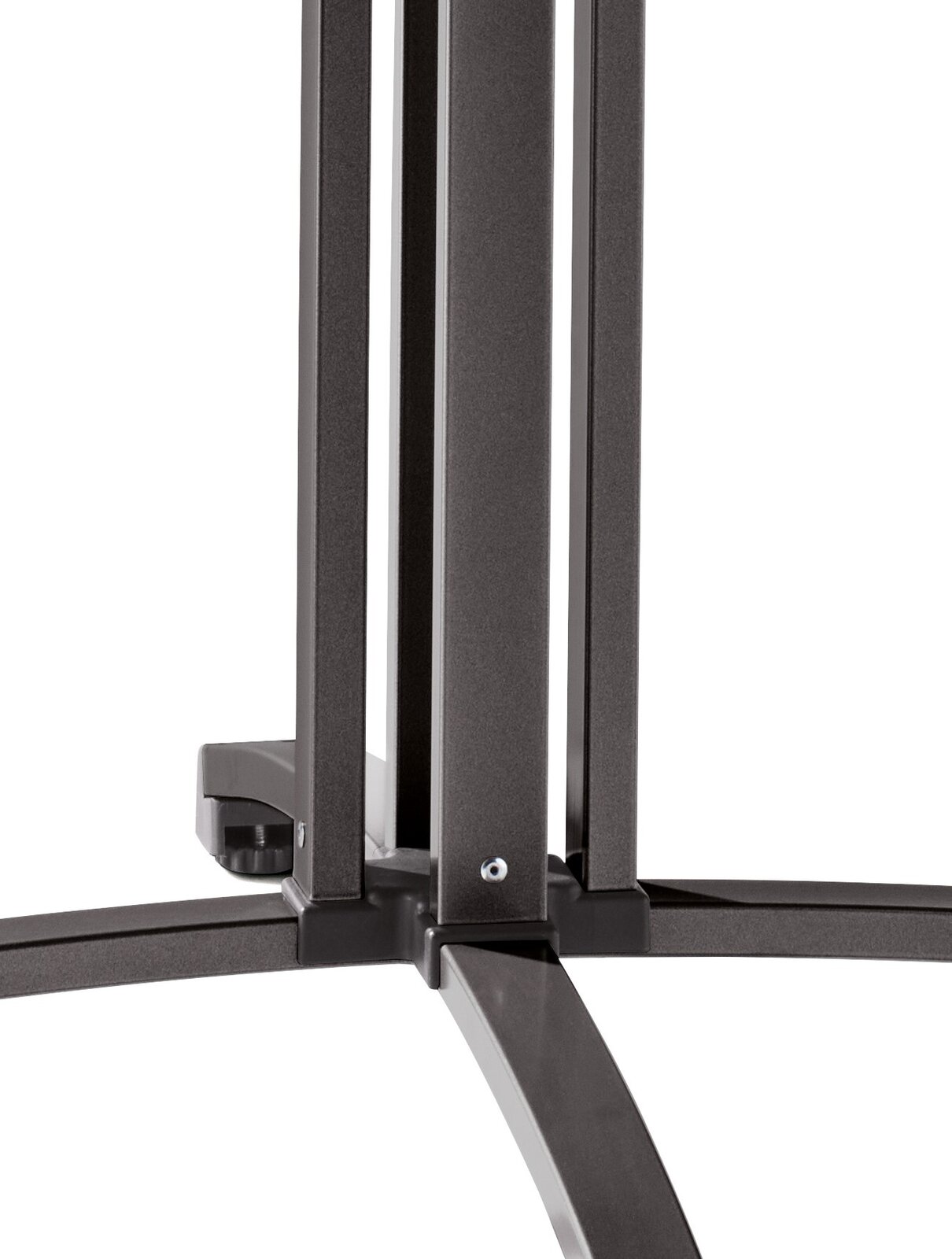 Nahaufnahme des Gestells eines Gartentisches aus Metall, von unten fotografiert