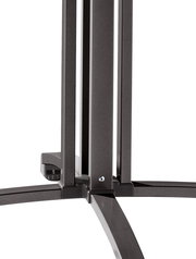 Nahaufnahme des Gestells eines Gartentisches aus Metall, von unten fotografiert