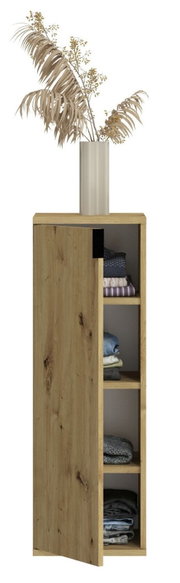 Holzschrank mit offener Tür, gefüllt mit gefalteter Kleidung, und einer Vase mit getrockneten Pflanzen darauf. Frontalansicht.