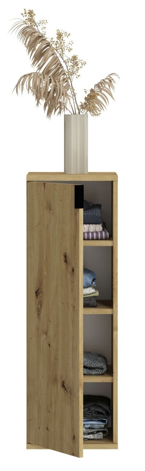 Holzschrank mit offener Tür, gefüllt mit gefalteter Kleidung, und einer Vase mit getrockneten Pflanzen darauf. Frontalansicht.