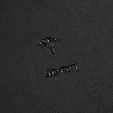 Nahaufnahme eines schwarzen runden Tabletts mit geprägtem Logo und Text 'JOOP!'