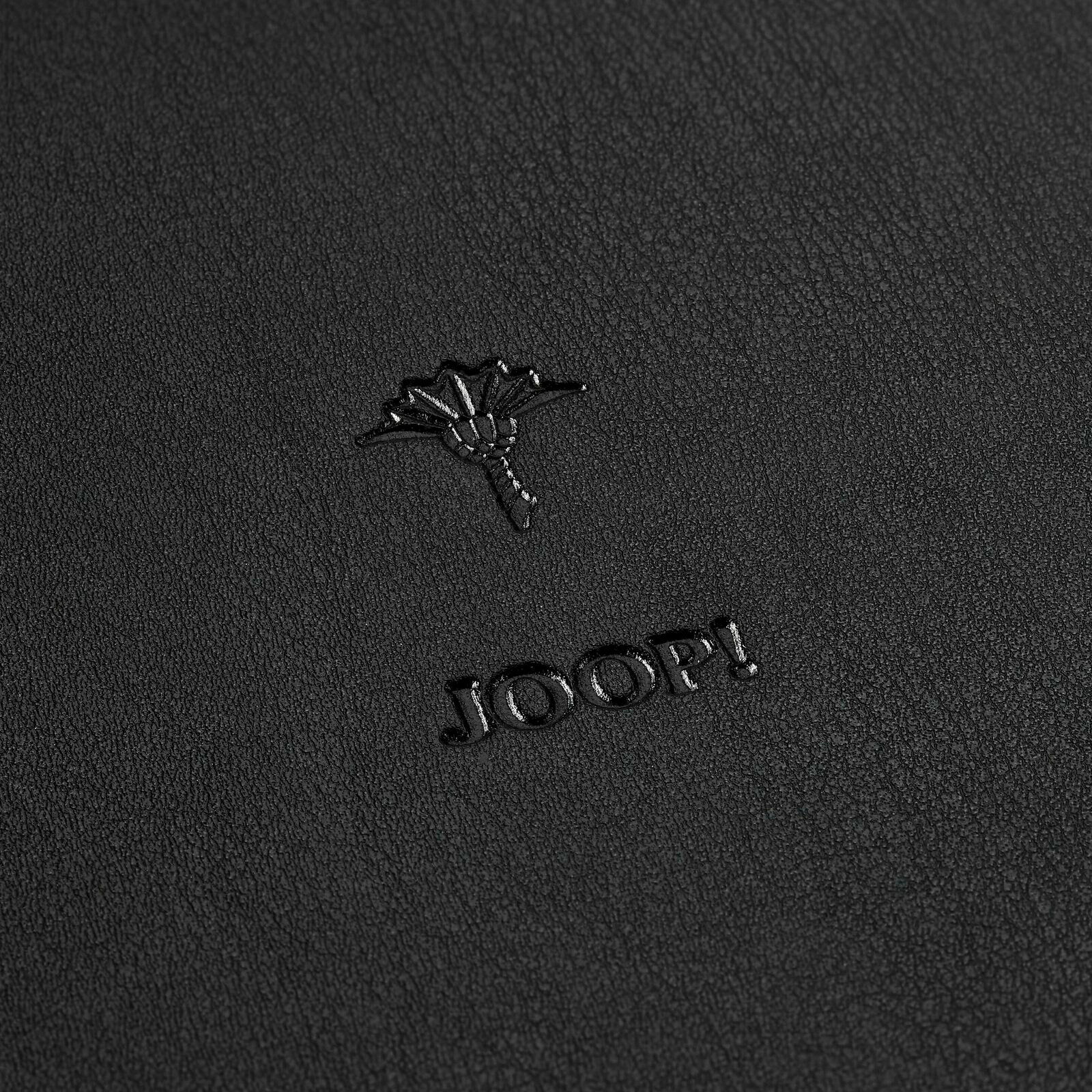 Nahaufnahme eines schwarzen runden Tabletts mit geprägtem Logo und Text 'JOOP!'