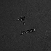 Nahaufnahme eines schwarzen runden Tabletts mit geprägtem Logo und Text 'JOOP!'