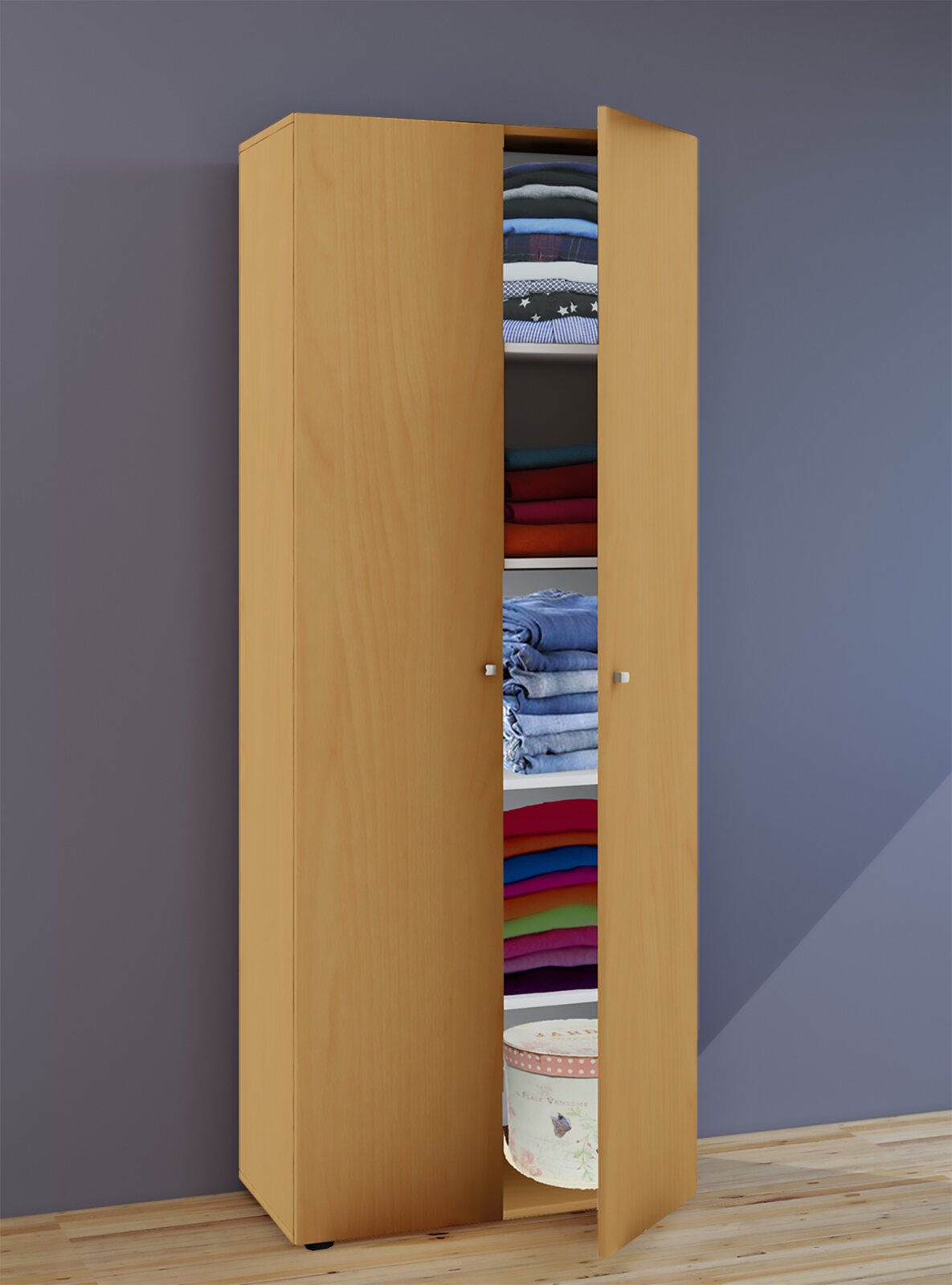 Hoher, schmaler Kleiderschrank in heller Holzoptik mit zwei Türen, eine Tür geöffnet und gefüllte Regalböden sichtbar; Ansicht schräg von vorn vor grauer Wand auf Holzboden.