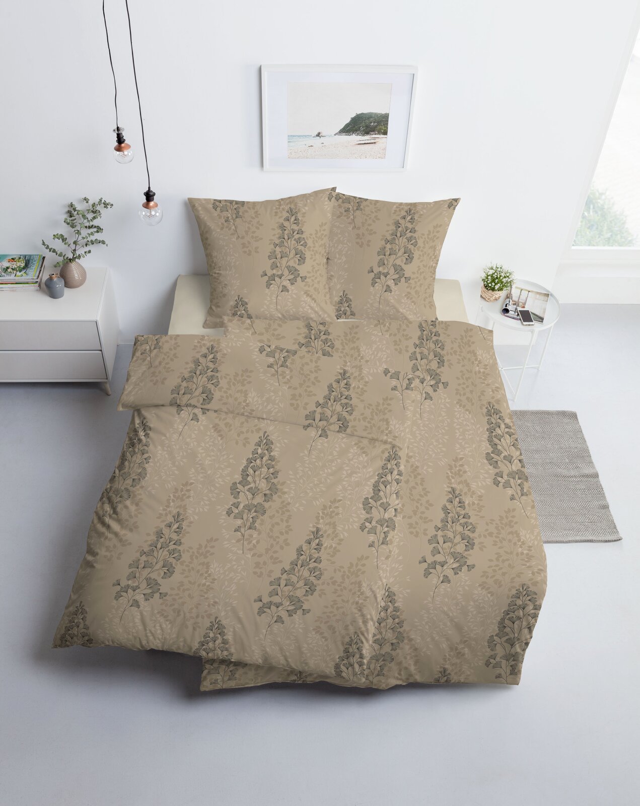 Beige Bettwäsche mit elegantem grauem Blättermuster auf einem Doppelbett, aus leicht erhöhter Frontalperspektive in einem hellen Schlafzimmer gezeigt