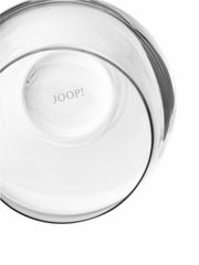Nahaufnahme eines transparenten Wasserglases mit der Aufschrift 'JOOP!' am Boden, von oben betrachtet.