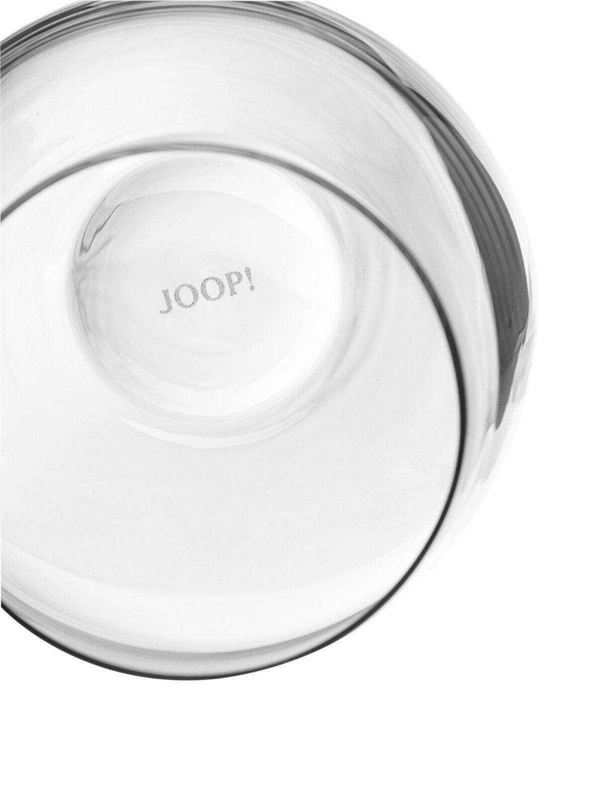 Nahaufnahme eines transparenten Wasserglases mit der Aufschrift 'JOOP!' am Boden, von oben betrachtet.
