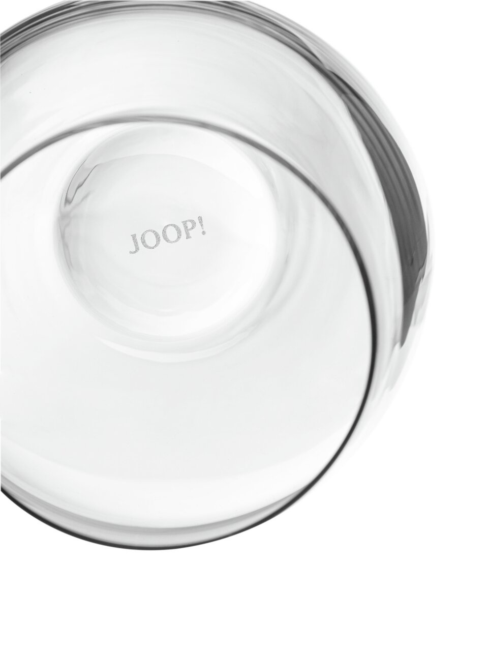 Nahaufnahme eines transparenten Wasserglases mit der Aufschrift 'JOOP!' am Boden, von oben betrachtet.