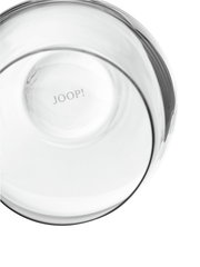 Nahaufnahme eines transparenten Wasserglases mit der Aufschrift 'JOOP!' am Boden, von oben betrachtet.